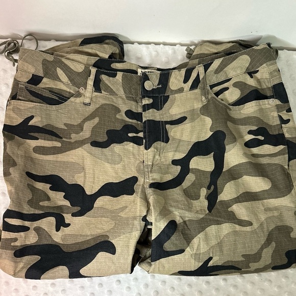 𝅺THE Route 66 Camo Cargo Capri Pants (Size 16) - Picture 4 of 8